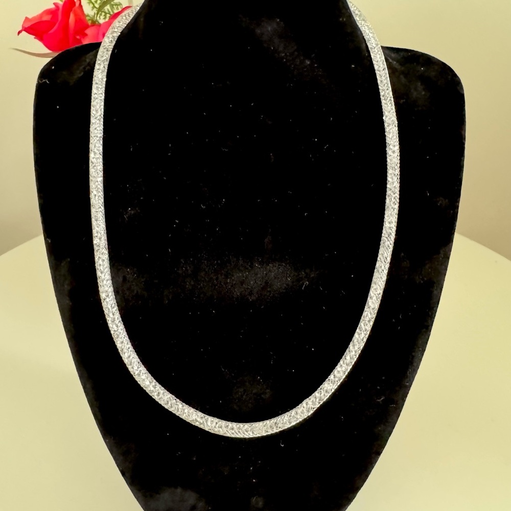 Dazzling Novelty Costume Jewelry Lightweight Silver Tone Sparkly Necklace